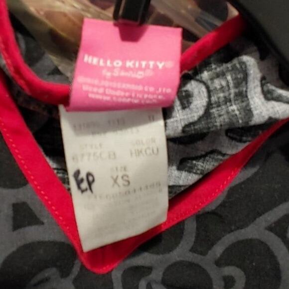 Sanrio Hello Kitty Classic Fit Scrub Top Short Sleeve V-Neck Black Red Womens XS - Picture 4 of 6